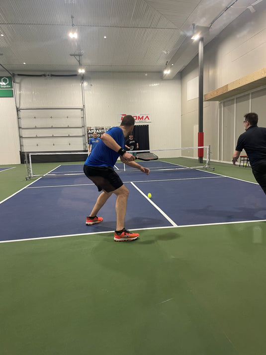 Image d'un joueur de pickleball avec des chaussures de pickleball.