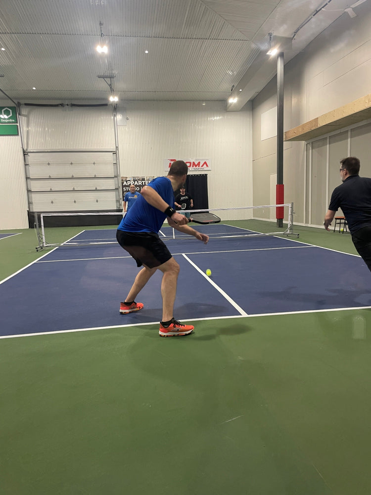 Image d'un joueur de pickleball avec des chaussures de pickleball.