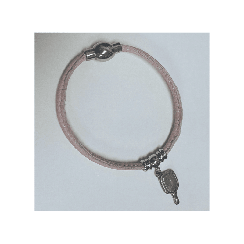 Chargez l'image dans la visionneuse de la galerie, Image d'un bracelet de pickleball en cuir avec pendentif de raquette de pickleball.

