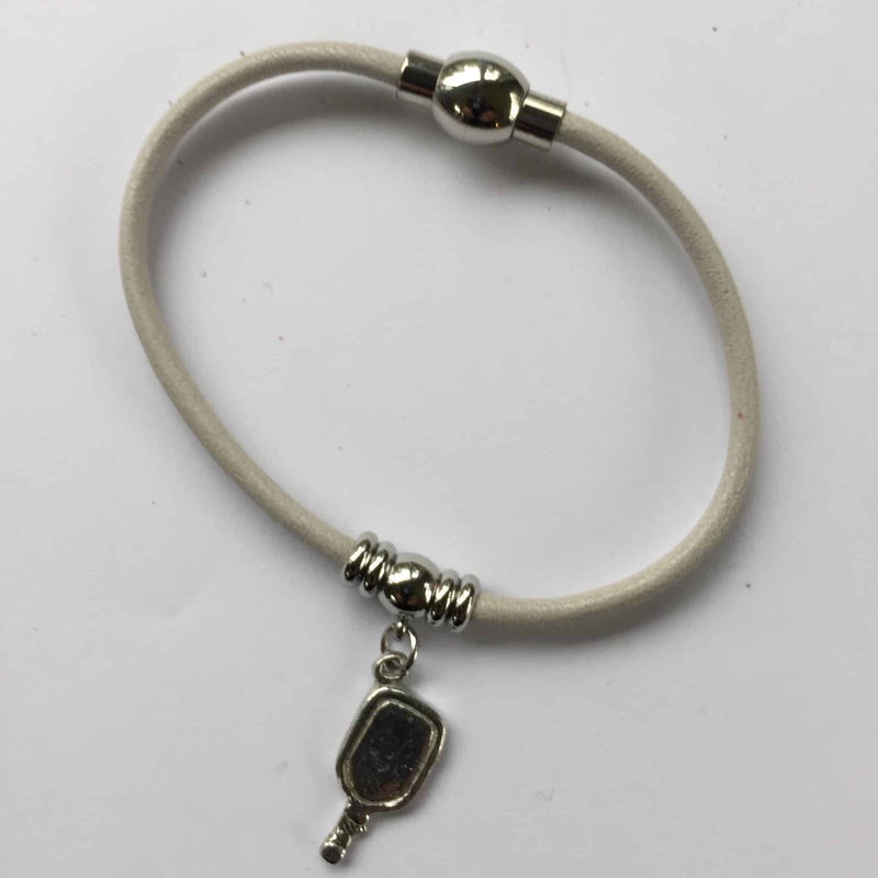 Chargez l'image dans la visionneuse de la galerie, Image d'un bracelet de pickleball en cuir avec pendentif de raquette de pickleball.
