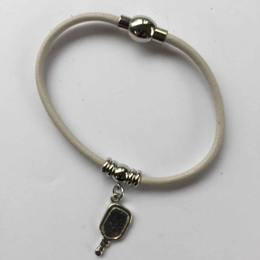 Image d'un bracelet de pickleball en cuir avec pendentif de raquette de pickleball.