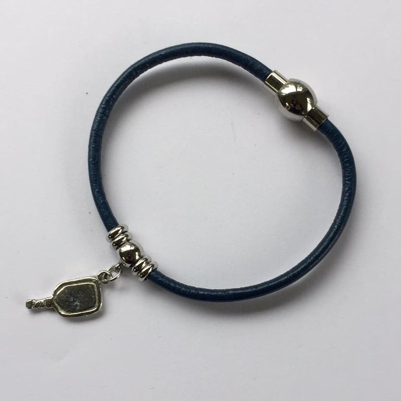 Chargez l'image dans la visionneuse de la galerie, Image d'un bracelet de pickleball en cuir avec pendentif de raquette de pickleball.
