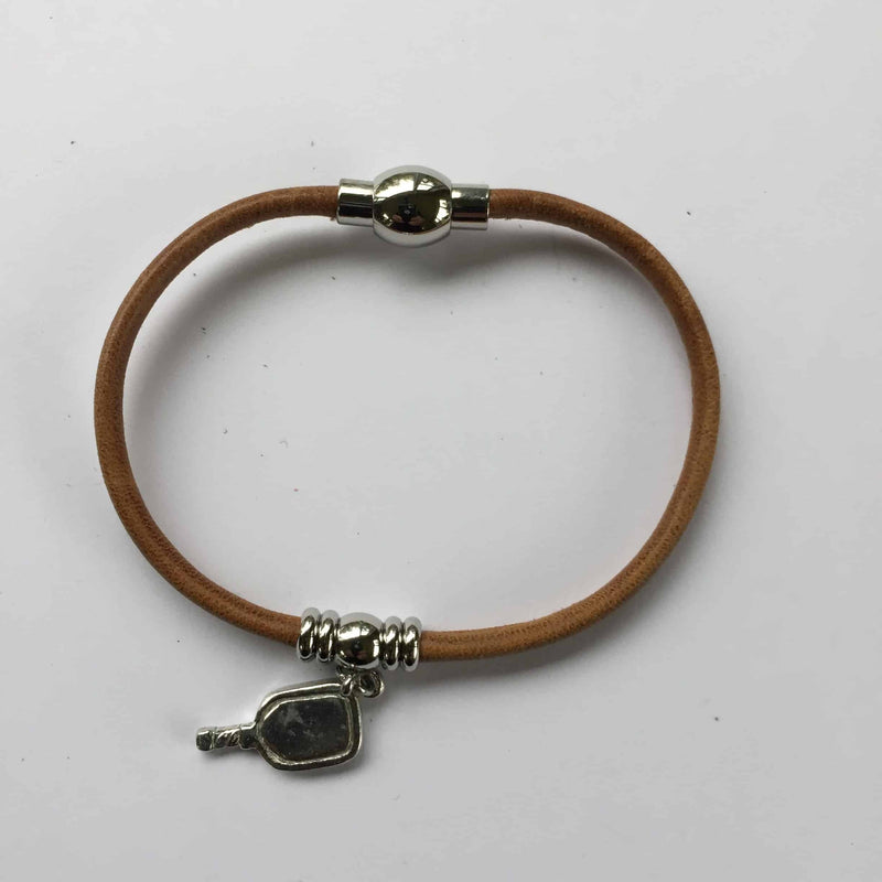 Chargez l'image dans la visionneuse de la galerie, Image d'un bracelet de pickleball en cuir avec pendentif de raquette de pickleball.
