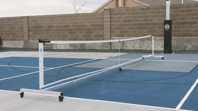 Chargez l'image dans la visionneuse de la galerie, Image d'un filet de pickleball sur roues Dominator.
