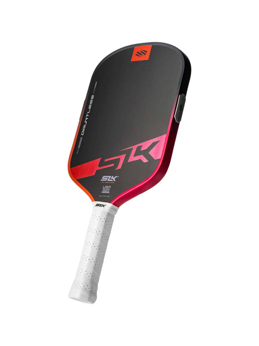 Image d'une raquette de pickleball  Selkirk Dauntless allongée.