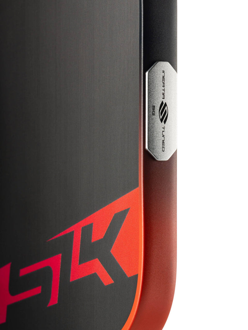 Chargez l'image dans la visionneuse de la galerie, Image d'une raquette de pickleball  Selkirk Dauntless allongée.
