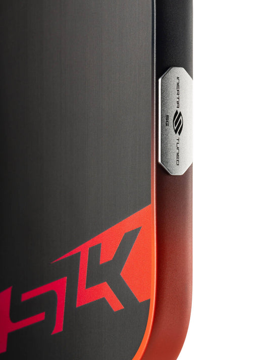 Image d'une raquette de pickleball  Selkirk Dauntless allongée.
