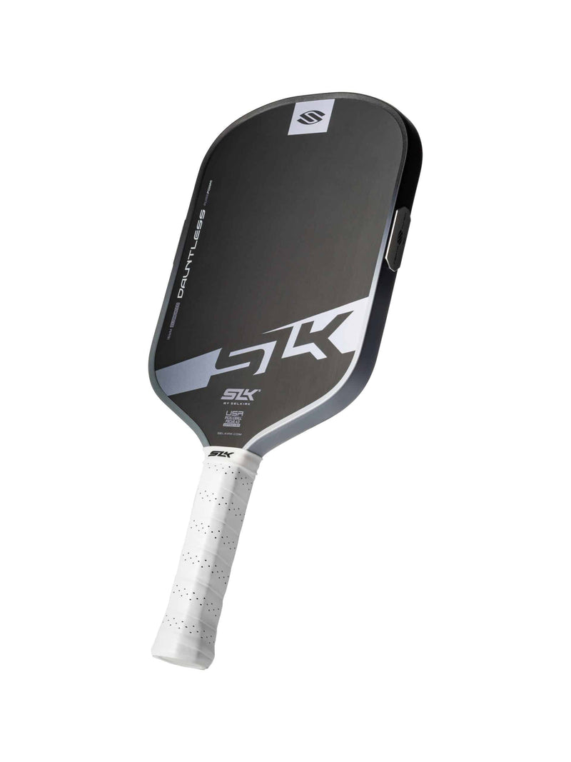 Chargez l'image dans la visionneuse de la galerie, Image d'une raquette de pickleball  Selkirk Dauntless allongée.
