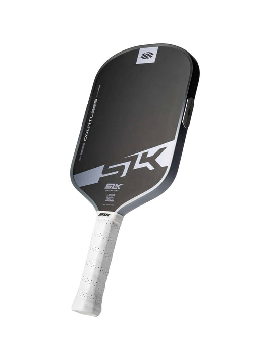 Image d'une raquette de pickleball  Selkirk Dauntless allongée.
