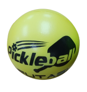 Image d'une balle de pratique de pickleball en caoutchouc. - Image of a rubber pickleball practice ball.