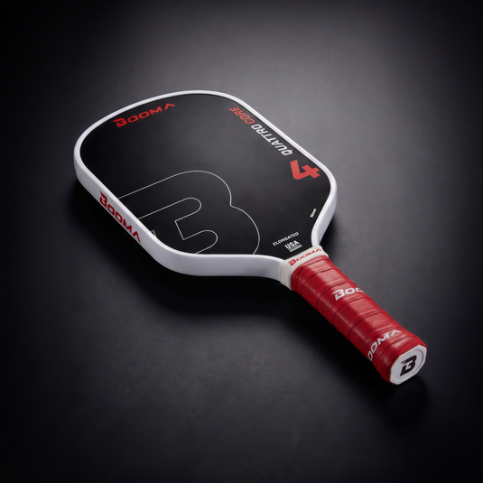 La BOOMA Quattro allongée avec surface en carbone brut T700 et noyau avancé en mousse EPP offre des effets explosifs, une puissance remarquable, un toucher exceptionnel, une zone de frappe élargie (sweet spot) et une absorption supérieure des vibrations pour des performances optimales sur tout le terrain. | BOOMA Quattro elongated pickleball paddle with T700 raw carbon and advanced EPP foam core delivers explosive spin, power, touch, a larger sweet spot, and superior vibration dampening for all-court perfor