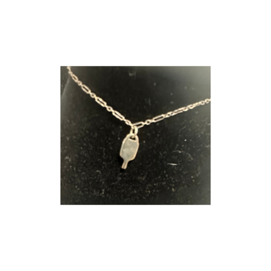 Image d'une chaine de cheville avec une petite raquette de pickleball en argent sterling.