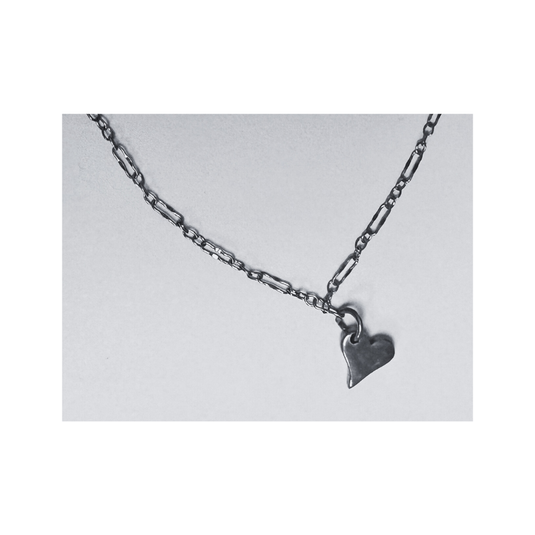 Image chaine de cheville avec pendentif en coeur.