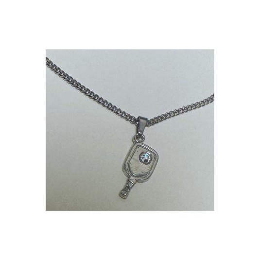 Chaîne de cou avec pendentif raquette de pickleball et diamant.