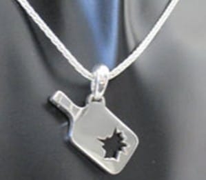 Chaîne en argent sterling avec pendentif raquette de pickleball, bijou élégant pour joueurs passionnés.